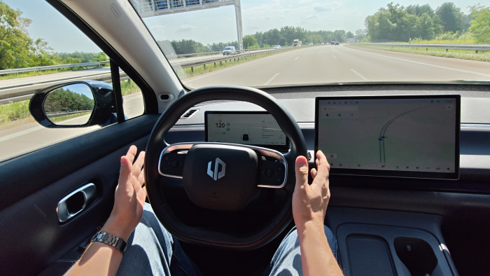 Der Lenkassistent funktioniert auf der Autobahn zuverlässig. (Bild: Martin Wolf/Golem.de)
